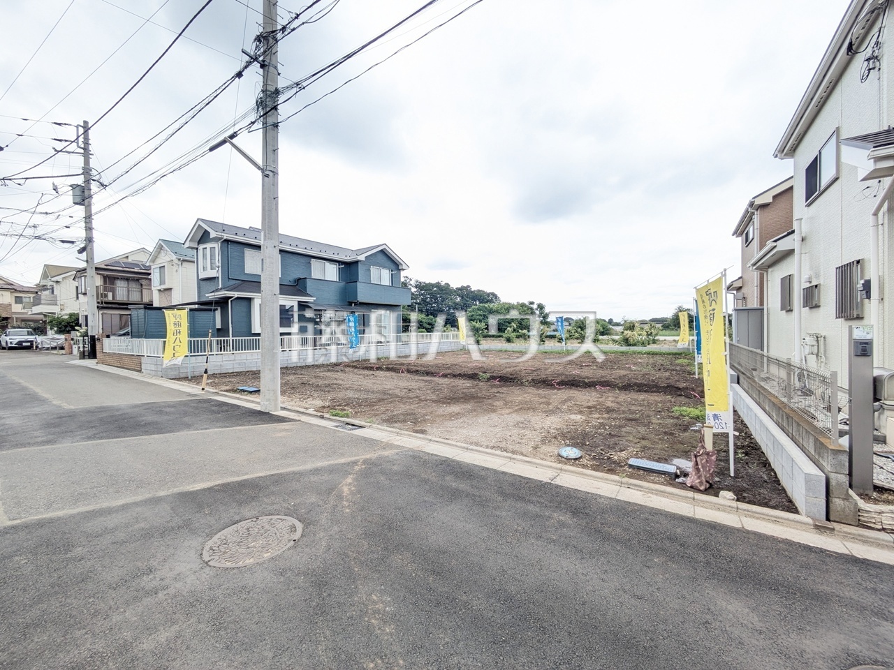第一種低層住居専用地域。穏やかな時間が流れる、清瀬の静域に住む喜びを感じる。
【1期】接道状況および現場風景 【清瀬市下清戸1丁目】
接道状況および現場風景 【清瀬市下清戸1丁目】/撮影日:2026年6月5日
