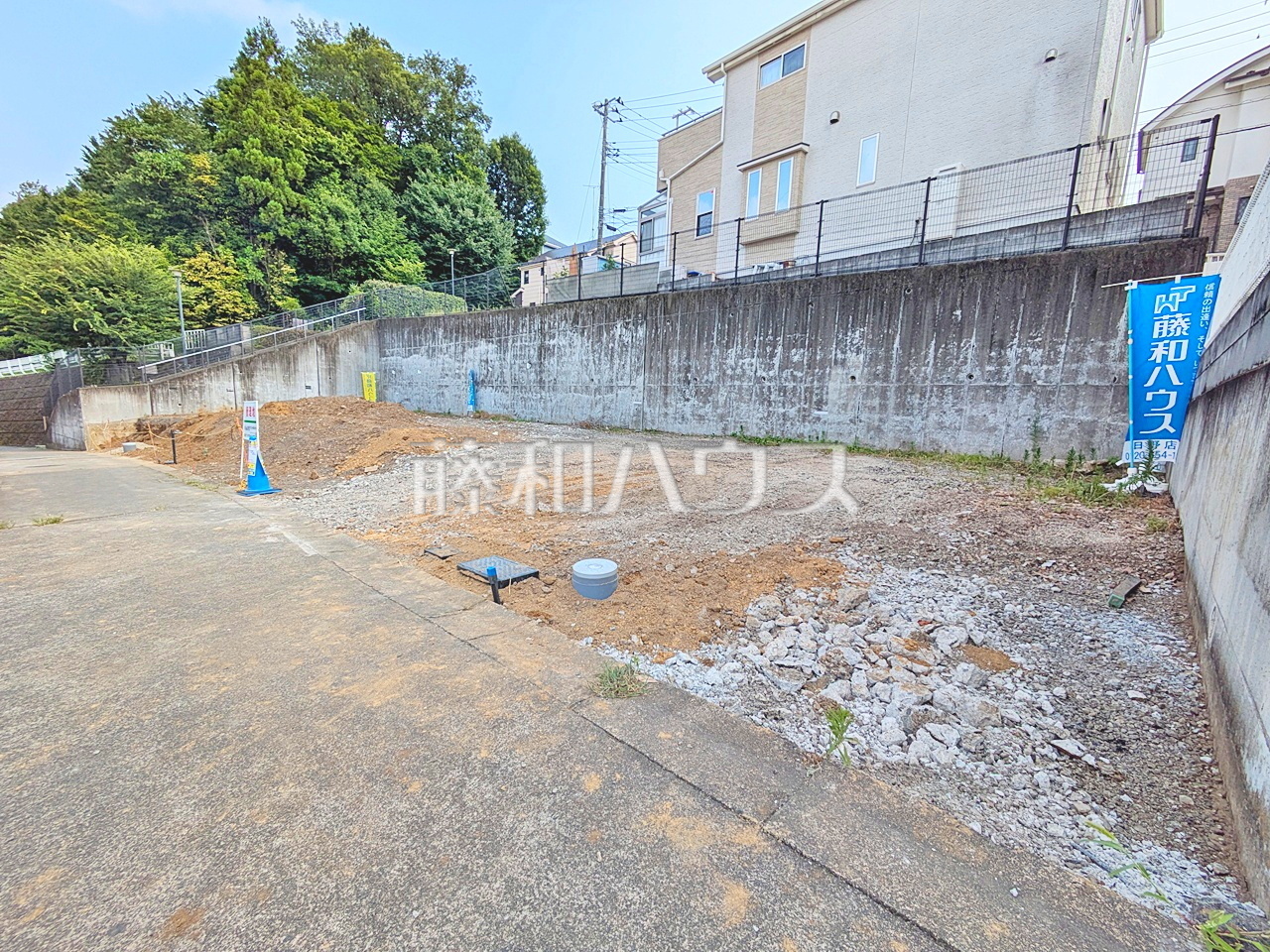 現地写真 【八王子市小宮町】 季節を問わず賑わいをみせる街を背景に広がる閑静な住宅エリア。天高い青空を見上げて建つ姿は、静かな住宅街に溶け込みながらやさしい香りを放つことでしょう。 /撮影日:2026年7月24日
