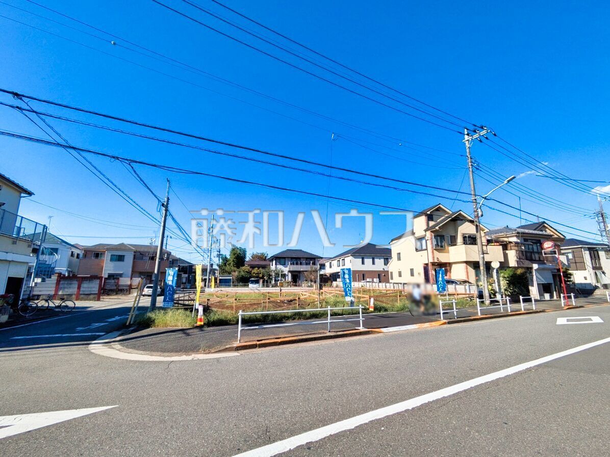 接道状況および現場風景 【東久留米市下里3丁目】 見学はしたいけど、なかなか時間が取れない・・・そんな方に出勤前や仕事終わりにマイホームを見学できるサポートをいたします。 /撮影日:2026年9月24日
