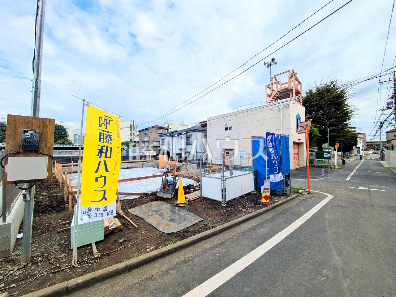 ≪現地外観≫京王線「多磨霊園」駅 徒歩5分!この恵まれたロケーションによる幸福感は、毎朝の通勤時にしっかりと感じられるのではないでしょうか。【府中市小柳町2丁目】/撮影日:2026年9月18日