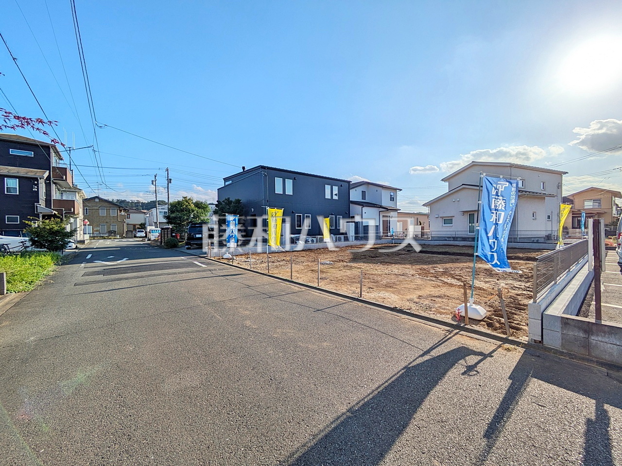 接道状況および現場風景 【日野市西平山1丁目】充実した新たな生活を、「あったらいいな」がある、この地から始めてみませんか?鮮やかな青空と暮らすこの土地で・・・。/撮影日:2026年10月15日