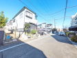 接道状況および現場風景　【日野市多摩平５丁目】前面道路6.0mなので、運転が少し苦手な方でも運転・駐車がしやすそうですね。