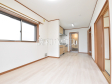 リビングに隣接する居室の引き戸を開ければさらに開放感が広がります。　【東村山市恩多町２丁目】