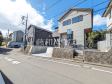 ■接道状況および現場風景■
３棟とも外観の表情を変え、個性豊かに仕上がりました。喧騒から離れ落ちついた環境と、こだわりの家を求める方におすすめの新邸です。【多摩市連光寺６丁目】