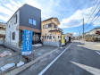 接道状況および現場風景　【日野市多摩平７丁目】
周囲に高い建物のないエリアのため、空が大きく感じます。