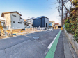 接道状況および現場風景　【新座市野寺２丁目】 周辺環境はもちろん、日当たりや設備仕様など実際に行ってみないと分からないことも多くございます。営業担当がご案内いたしますので、お気軽にお問い合わせください