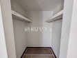 ウォークインクローゼット（現況　建築中）【府中市天神町２丁目】ウォークインクローゼットは、お洋服等がたくさん収納できて便利です。　