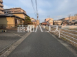 視界いっぱいに広がる青空から、陽光が降り注ぎます。家々をそっと飾るように添えられた植栽が光を浴び、子供たちの成長とともにご家族の幸せを願い育っていくことでしょう。　