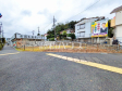 接道状況および現場風景　【日野市落川】駅からの道のりは、ほぼ大通りを通ります。ひと気が少ない道を歩かなくてすむため、帰宅が遅い時も安心です。