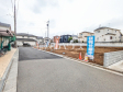 接道状況および現場風景　【新座市畑中２丁目】 建物のプレゼンをさせていただきますので、実際の完成イメージを思い描いていただくことができます。お気軽にお問合せ下さい。 