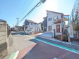 接道状況および現場風景　【国分寺市西町５丁目】前面道路はゆとりの約5m。車の出し入れも楽々です。
