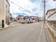 接道状況および現場風景【東村山市久米川町１】 周辺環境はもちろん日当たりや設備仕様など実際に行ってみないと分からないことも多くございます。営業担当がご案内いたしますので、お気軽にお問い合わせください