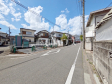 接道状況および現場風景　【東村山市久米川町１丁目】 建物のプレゼンをさせていただきますので、実際の完成イメージを思い描いていただくことができます。お気軽にお問合せ下さい。 