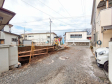 接道状況および現場風景　【東村山市久米川町１丁目】 見学はしたいけど、なかなか時間が取れない・・・そんな方に出勤前や仕事終わりにマイホームを見学できるサポートをいたします。 
