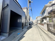 接道状況および現場風景【昭島市昭和町4丁目】戸建住宅が立ち並ぶ住宅地。静かな時間の流れ。ゆっくりと傾きを変えていく陽の光が清楚な家々を色鮮やかに演出してくれます。