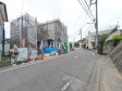 接道状況および現場風景　【八王子市長房町】建築中のため、完成後には確認できなくなる構造部分などが今ならご覧いただけます。入居後のマイホームへの愛着も違うかもしれませんね！