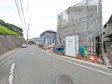接道状況および現場風景　【八王子市長房町】お住まい探しは、家の良し悪しだけでなく周辺環境も重要なポイントです。ぜひ一度お客様の目でご覧ください。　
