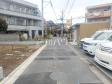周辺は落ち着いた雰囲気の住宅地です。小さなお子様がいるご家庭も安心です。 　【志木市本町３丁目】