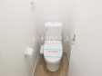 トイレ　【志木市幸町４丁目】爽やかな空間を保ちたいトイレはオフホワイトでまとめました。毎日使う場所だからこそ清潔感のある白が映えます。
