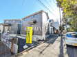 接道状況および現場風景　【調布市東つつじケ丘３丁目】 周辺は落ち着いた雰囲気の住宅地です。小さなお子様がいるご家庭も安心です。 