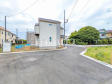 接道状況および現場風景　【昭島市中神町２丁目】お住まい探しは、家の良し悪しだけでなく周辺環境も重要なポイントです。ぜひ一度お客様の目でご覧ください。　