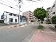 接道状況および現場風景　【小平市栄町２丁目】ご家族ぞれぞれの思い出と、どこまでも広がる空を独り占め！暖かな光に包まれ四季折々の風を感じる、幸せの空間がここに。