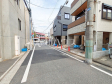 接道状況および現場風景　【杉並区本天沼１丁目】 見学はしたいけど、なかなか時間が取れない・・・そんな方に出勤前や仕事終わりにマイホームを見学できるサポートをいたします。 