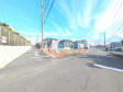 接道状況および現場風景　【武蔵村山市岸１丁目】 戸建住宅が立ち並ぶ住宅地。静かな時間の流れ。ゆっくりと傾きを変えていく陽の光が清楚な家々を色鮮やかに演出してくれます。 
