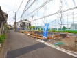 現在建築中につき、完成後には確認できなくなる構造部分などがご覧いただけます。完成後の内覧とは違った視点での現地見学が可能です。　【小平市鈴木町２丁目】接道状況および現場風景