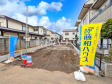 《現場風景》 敷地面積は約42坪とゆとりある広さで、カースペースも2台可能（車種による）。2台所有のご家庭や、普段使い用と趣味のお車の2台所有しても安心です。 　【調布市深大寺北町５丁目】