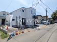 接道状況および現場風景　【小金井市貫井南町２丁目】ご家族ぞれぞれの思い出と、どこまでも広がる空を独り占め！暖かな光に包まれ四季折々の風を感じる、幸せの空間がここに。