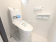 清潔な空間を保ちたいトイレはオフホワイトでまとめました。毎日使う場所だからこそお手入れも楽々にできる機能が搭載されております。汚れが付着しにくい便器はお掃除も楽々です。【三鷹市中原４丁目】2号棟　