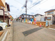 接道状況および現場風景　【清瀬市竹丘２丁目】 建物のプレゼンをさせていただきますので、実際の完成イメージを思い描いていただくことができます。お気軽にお問合せ下さい。 
