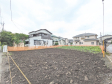 現地写真　【日野市大坂上２丁目】　戸建住宅が立ち並ぶ住宅地。静かな時間の流れ。ゆっくりと傾きを変えていく陽の光が清楚な家々を色鮮やかに演出してくれます。 