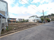 接道状況および現場風景　【日野市南平１丁目】
季節を問わず賑わいをみせる街を背景に広がる住宅エリア。天高い青空を見上げて建つ姿は、静かな住宅街に溶け込みながらやさしい香りを放つことでしょう。