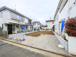 現地写真　【立川市栄町１丁目】 戸建住宅が立ち並ぶ住宅地。静かな時間の流れ。ゆっくりと傾きを変えていく陽の光が清楚な家々を色鮮やかに演出してくれます。 