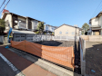 現地写真　【三鷹市上連雀２丁目】建築条件はございませんので、ライフスタイルに合わせた自由なマイホームづくりが可能です。