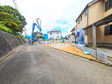接道状況および現場風景　【八王子市めじろ台１丁目】 周辺環境はもちろん、日当たりや設備仕様など、実際に行ってみないと分からないことも多くございます。ご案内いたしますので、お気軽にお問い合わせください。 