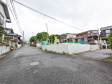 接道状況および現場風景　【八王子市絹ケ丘１丁目】周辺環境はもちろん、日当たりや設備仕様など、実際に行ってみないと分からないことも多くございます。ご案内いたしますので、お気軽にお問い合わせください。 