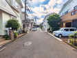 接道状況および現場風景　【新座市新堀１丁目】前面道路約6mなので、運転が少し苦手な方でも運転・駐車がしやすそうですね。