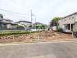 ≪現地外観≫ 周囲に高い建物のないエリアのため、空が大きく感じます。 【狛江市岩戸南３丁目】