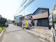≪接道状況≫ 周囲に高い建物のないエリアのため、空が大きく感じます。 　【府中市押立町４丁目】