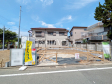 ≪現地外観≫家族が揃って食事できるゆとりある大きさのLDK約19.6帖のプラン。 リビングには床暖房を完備。足元ぽかぽか、家族の集まる空間を暖めます。 【府中市幸町１丁目】