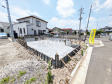 ≪2号地　外観≫大きなソファーを置いても圧迫感がない約18.75帖の広々LDKプラン。窓からは陽光をたっぷり採り込み、明るく快適な団らん空間となっております。【府中市住吉町１丁目】