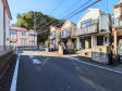 ≪接道状況≫小学校までも、お子様の足で約6～7分の距離になります。目の行き届く距離にある小学校なら、通学を見守るご家族も安心ですね。【多摩市和田】