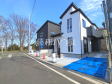 接道状況および現場風景　【日野市新町５丁目】
大型分譲地ならではの多彩なバリエーションの間取りで、ご家族皆様のライフスタイルに合った邸宅がきっと見つかると思います。　
