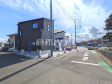 接道状況および現場風景　【日野市新町５丁目】
昼夜により表情を変え、魅せる事を追求した重厚感ある外観は、時代の流れに左右されないシックなカラートーンで雰囲気を演出。絶妙なコントラストで輝きを放ちます。