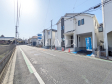 前面道路7.28mなので、運転が少し苦手な方でも運転・駐車がしやすそうですね。接道状況および現場風景　【西東京市西原町５丁目】