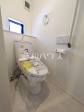 ≪1号棟　トイレ≫温水洗浄便機能付きトイレで清潔にご使用いただけます。【府中市新町２丁目】
