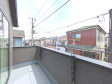南向きのバルコニーは日差しもたっぷり注ぎ、お洗濯物もよく乾きます。　【新座市片山３丁目】